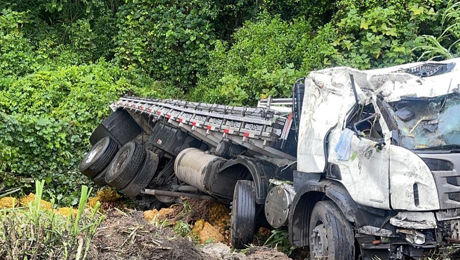 Safadão tomba caminhão carregado na rodovia Régis Bittencourt