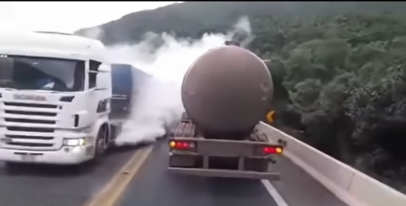 Caminhão deixa Serra da Guarapuava coberta de fumaça branca