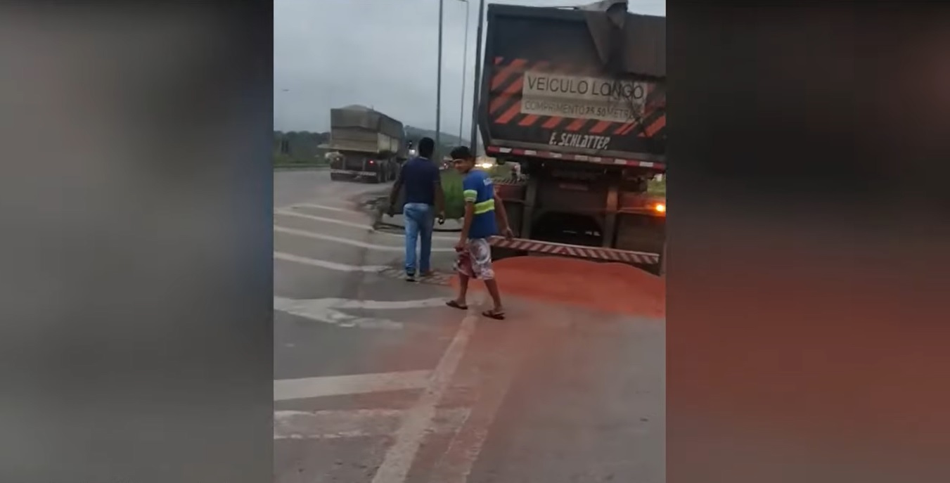Caminhoneiros revoltados com "engraçadinhos" que abrem a tampa de carretas que perdem mercadorias