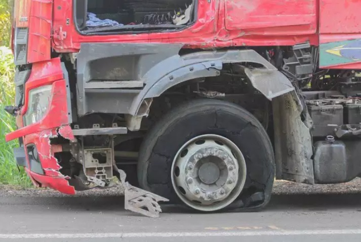 Carreta a 75 km/h tem quatro pneus estourados após ser atingido por outro caminhão