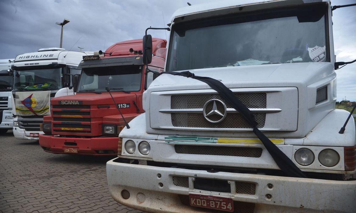 Programa de renovação de caminhões antigo no país entra em vigor