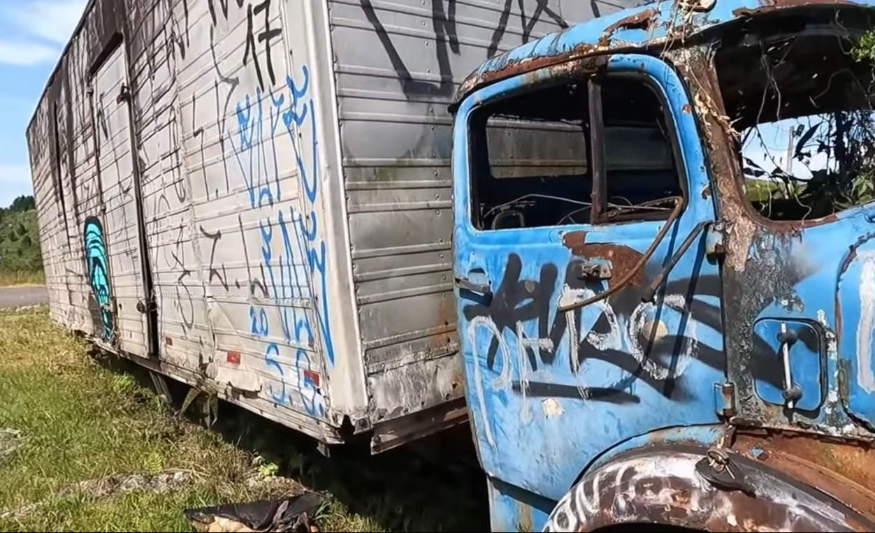Qual é a história desse caminhão abandonado na Régis?
