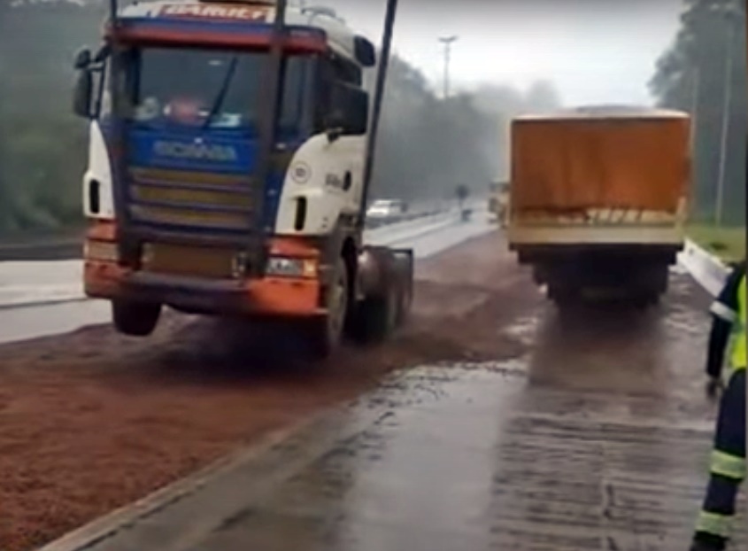 Video: Caminhão completamente sem freio utiliza área de escape