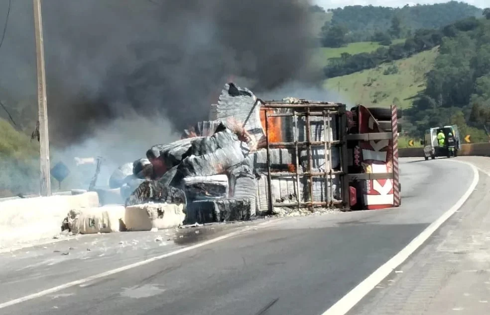 Na Fernão Dias um caminhão carregado com algodão tomba e pega fogo