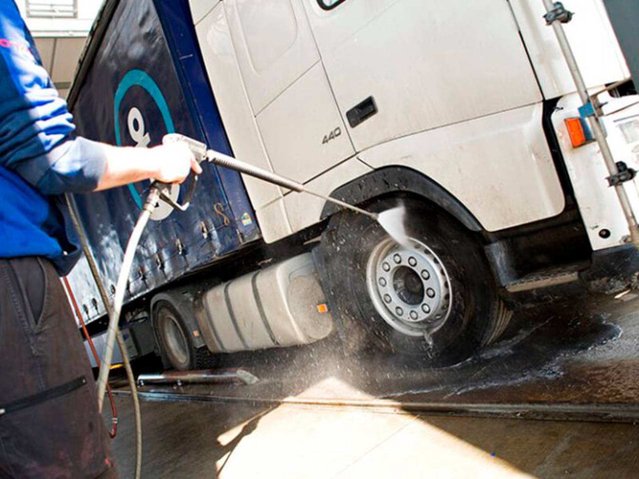 Caminhoneiro é multado em R$10 mil por lavar caminhão no sábado