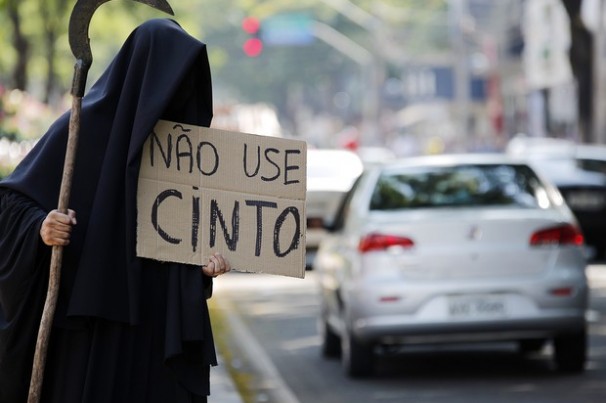 Fala Brasil denuncia influenciadores caminhoneiros deixando de usar cinto de segurança