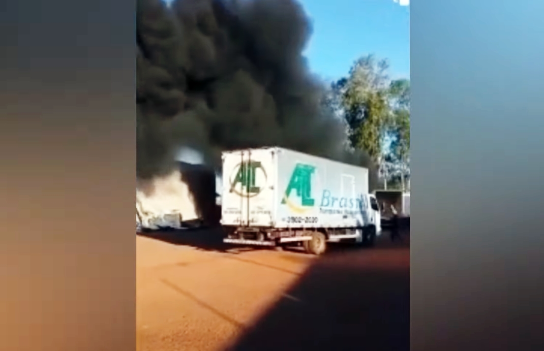 Sete caminhões ficam danificados em incêndio que atingiu frota de transportadora em MT