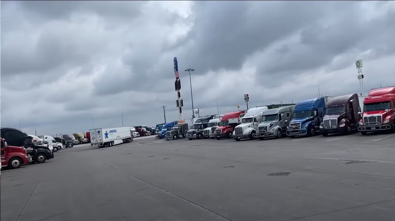 Conheça o maior posto de estacionamento de caminhões do mundo