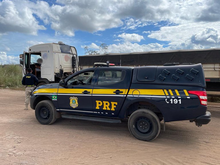 PRF recebe denúncia anônima e prende caminhoneiro dirigindo em zigue zague
