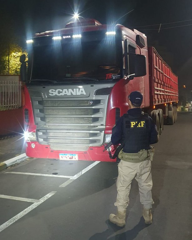 PRF recupera carreta roubada após 1 dia em Florianópolis