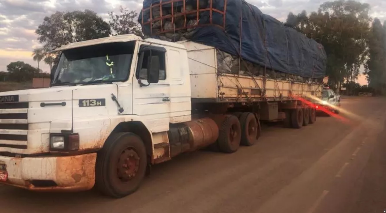 Polícia multa caminhoneiro em R$ 60 mil reais após transporte ilegal de carvão