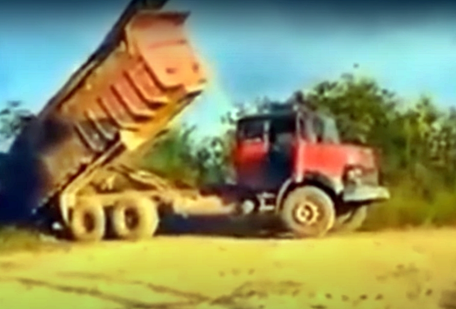Video mostra caçambeiro em apuros durante o descarregamento