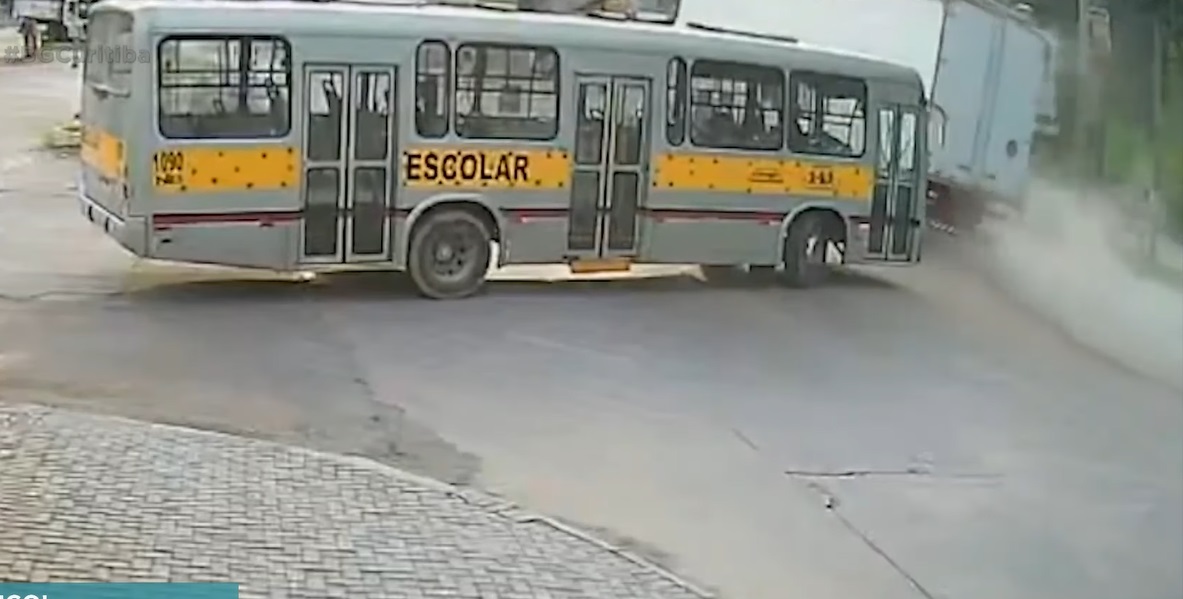 Caminhão desgovernado quase atinge ônibus escolar e cavalo entra em cena