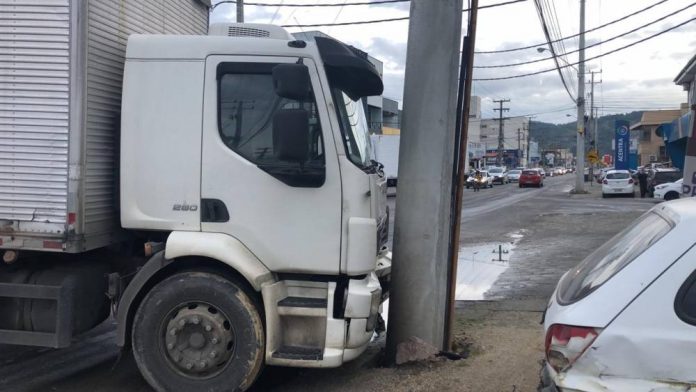 Caminhoneiro morre esmagado pelo próprio caminhão após esquecer de puxar o freio de mão