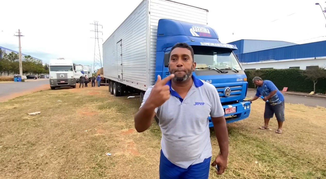 Caminhoneiro se revolta após ter que esperar 26 horas para descarregar caminhão
