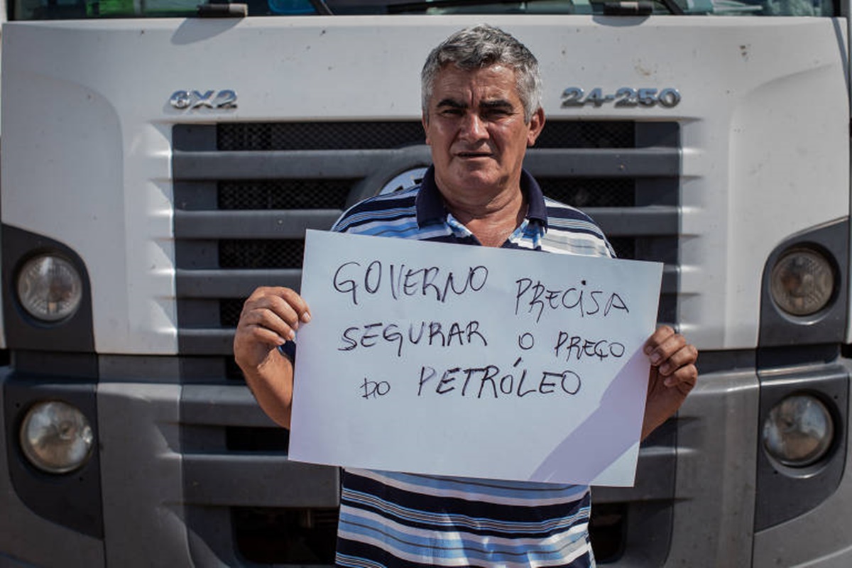 Caminhoneiros podem pagar até R$ 10 reais no litro segundo petroleiros