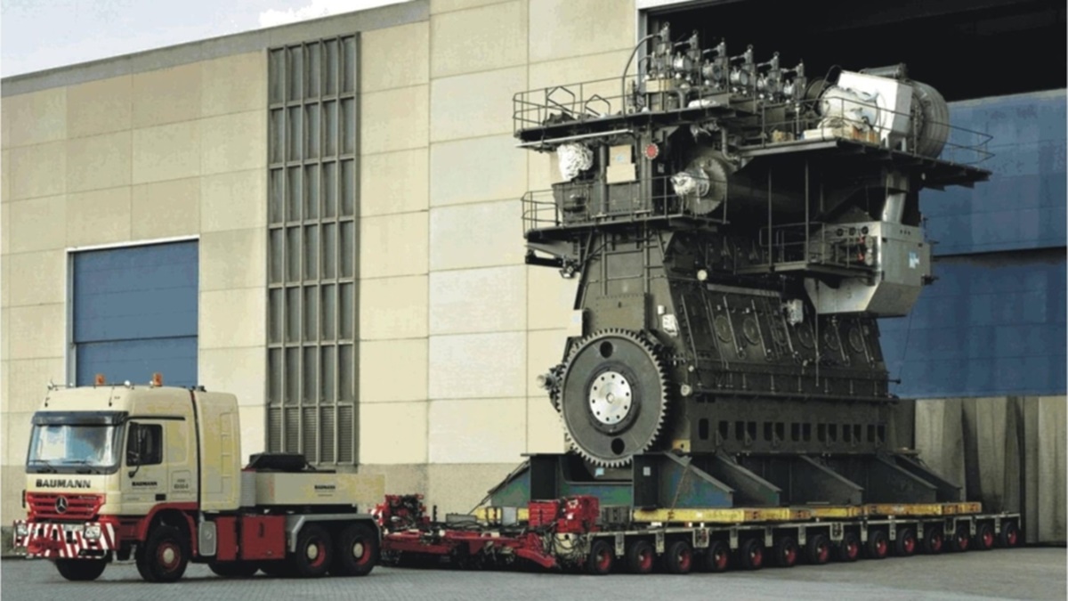 O maior motor a diesel do mundo conseguiria puxar quantos caminhões ?