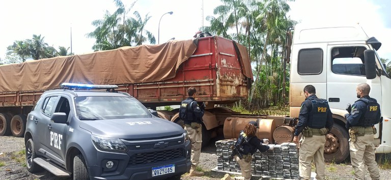 PRF encontra 50 milhões em cocaína na cabine de caminhão e motorista é preso