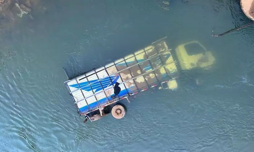 Após cair em um rio no município de Mariana, caminhoneiro morre dentro do caminhão
