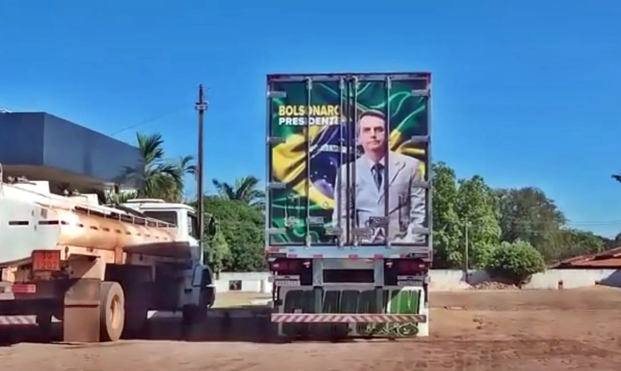 Caminhoneiro homenageia o Presidente Bolsonaro com adesivo na carreta