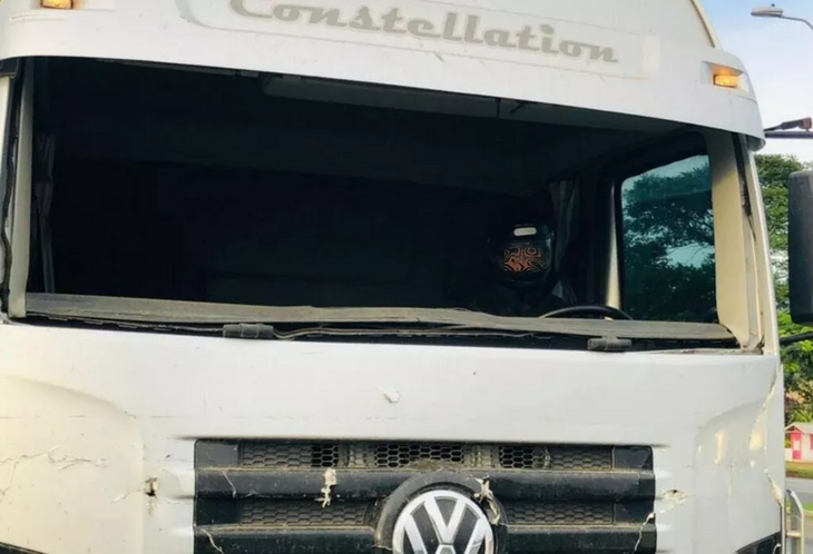 Caminhoneiro foi multado por usar capacete para viajar com seu caminhão sem para-brisa