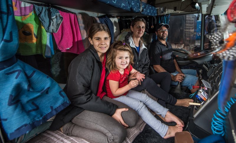 Pode ou não pode: É permitido viajar com a família no caminhão?