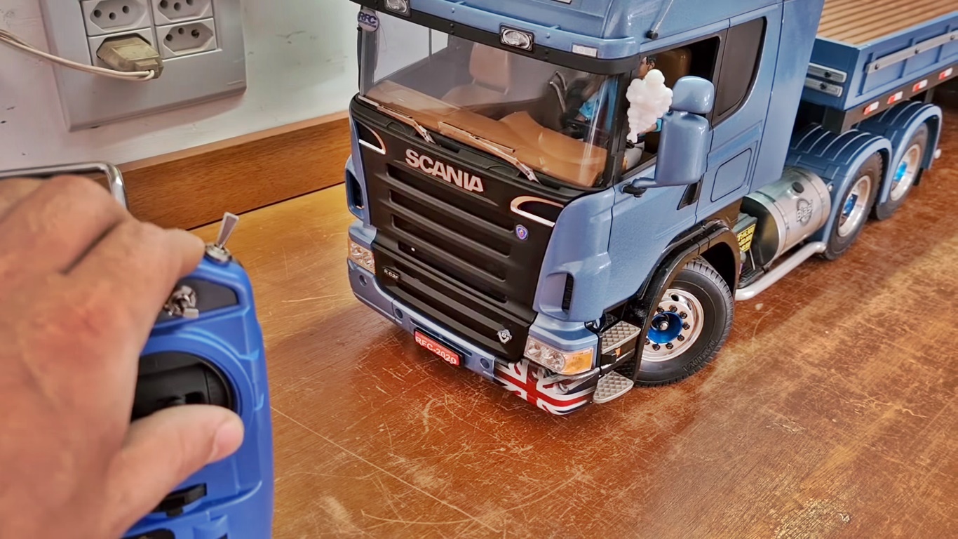 Homem fabrica miniatura da Scania com todos os detalhes
