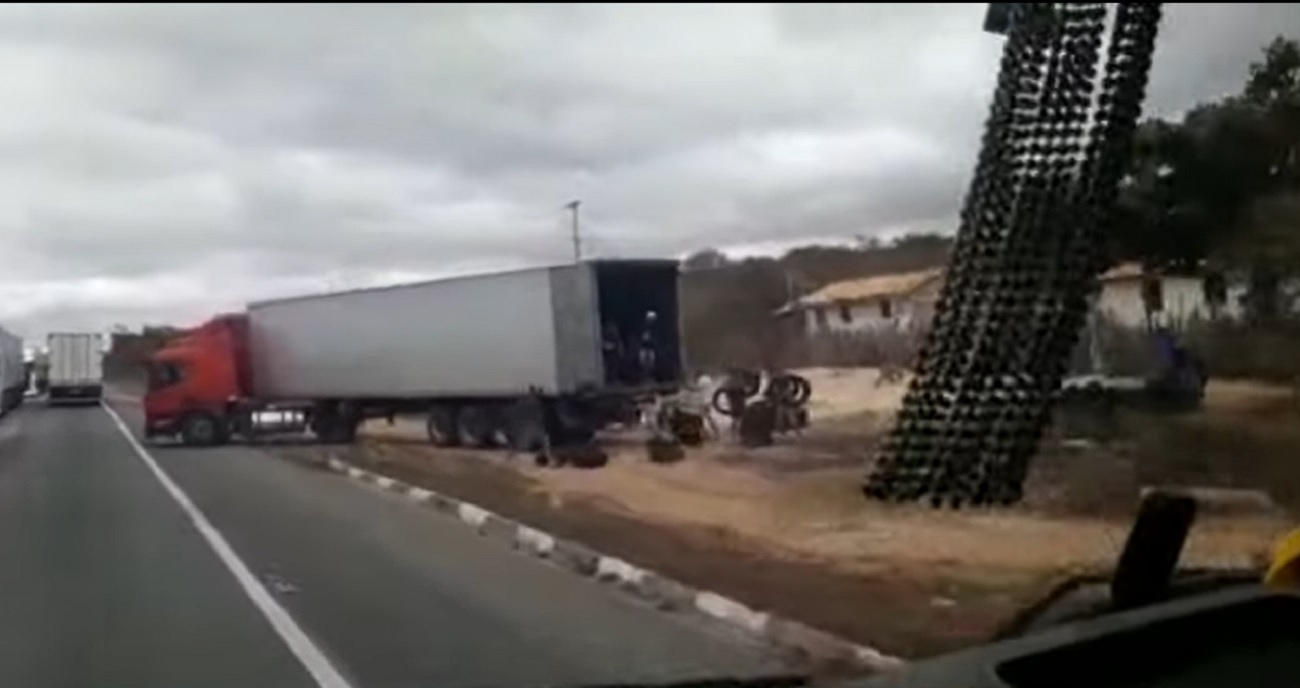 Absurdo Populares saqueiam carga de pneus de caminhão que quebrou