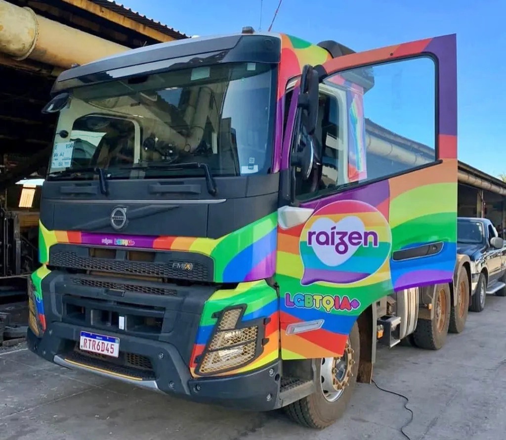 Raízen personaliza caminhão Volvo FMX com grafismo e as cores LGBTQIA+