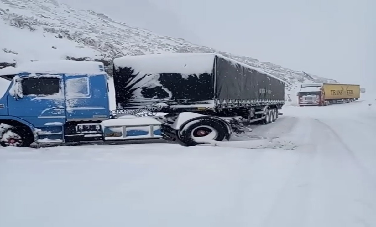 Nevasca interdita Cordilheira dos Andes e deixa caminhões ilhados