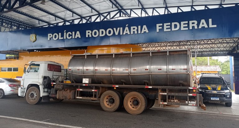Polícia Rodoviária Federal apreendeu 13.000 litros de leite sem nota fiscal