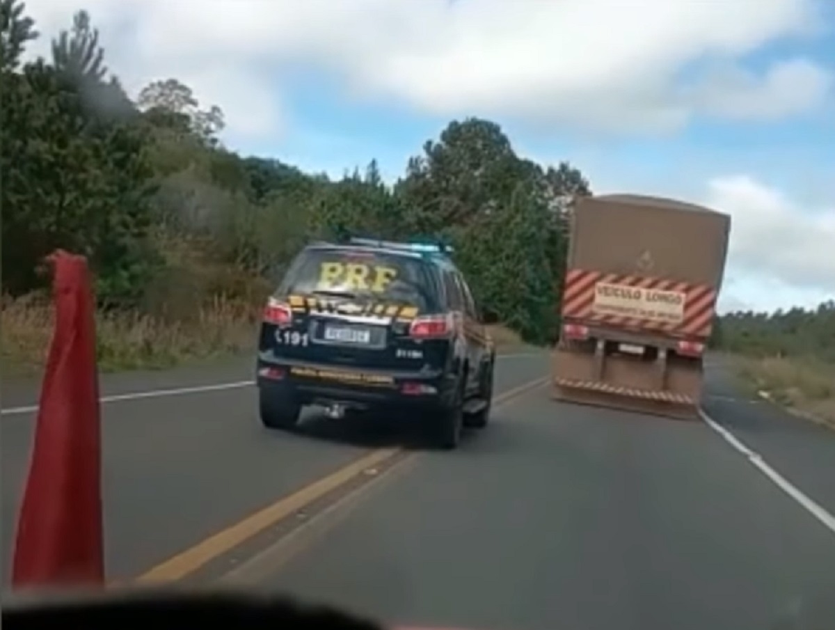Viatura da PRF ultrapassa caminhão em faixa amarela contínua, pode isso?