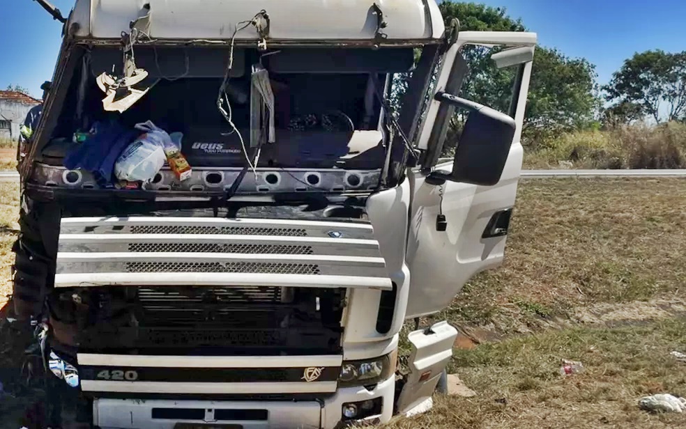 Motorista desvia de carros para evitar acidente e sua criança perde a vida após caminhão tombar