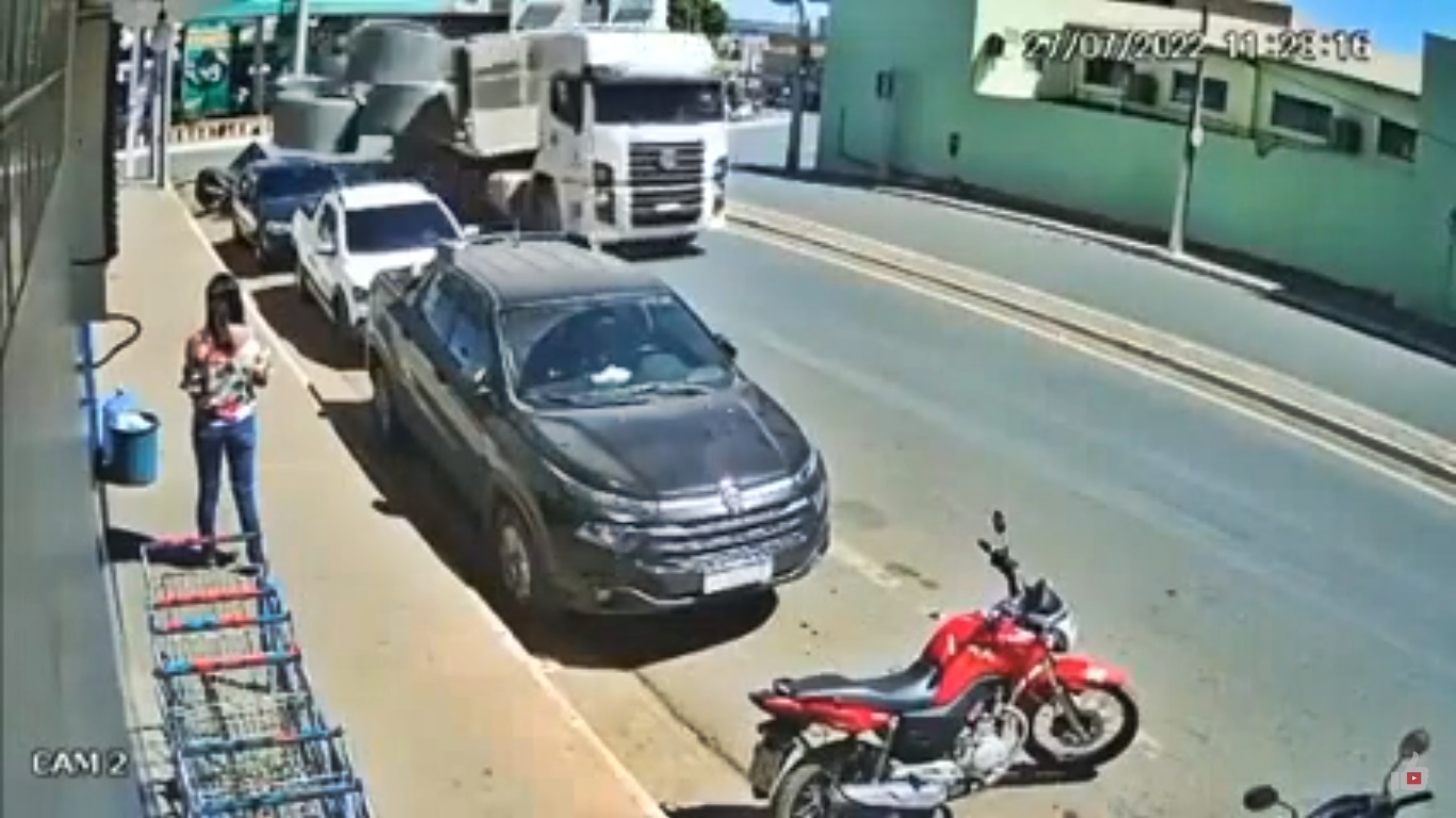Carga de caminhão carregado com manilhas se solta e atinge carros na Bahia