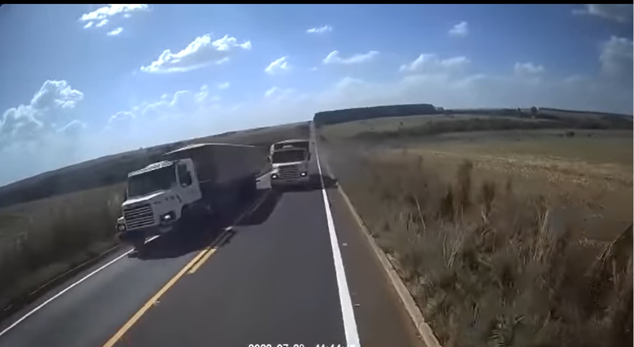Caminhão canavieiro tomba após ser jogado para fora da pista, a ação foi filmada