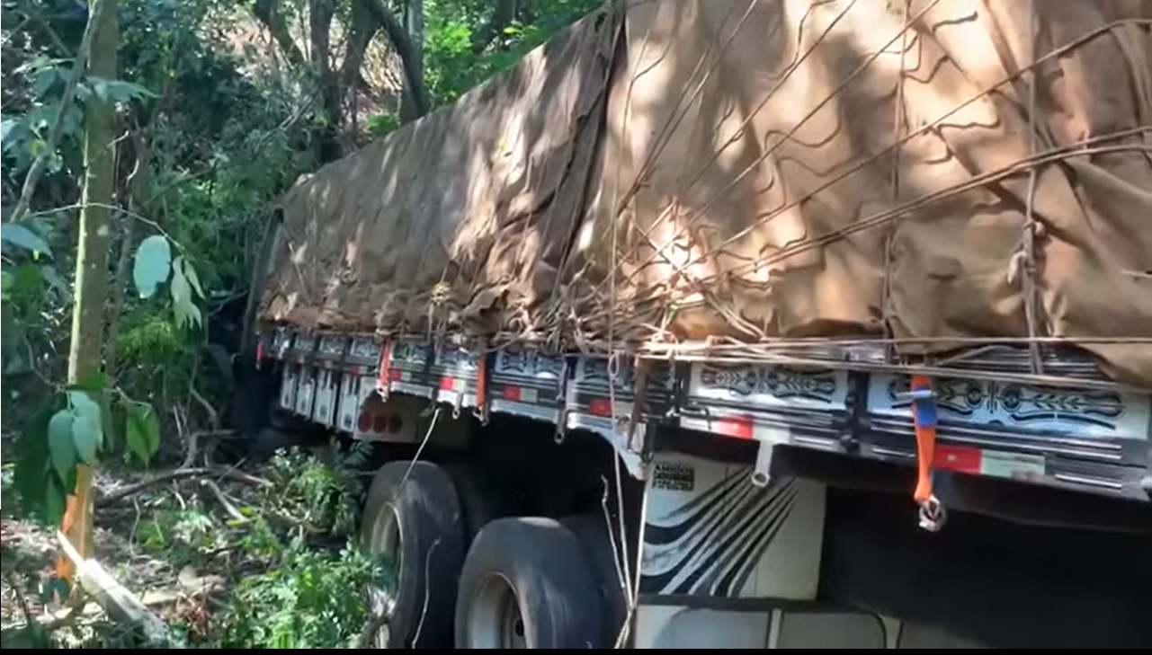 Caminhão com carga ilegal de cigarro é encontrado no meio do mato pela PRF