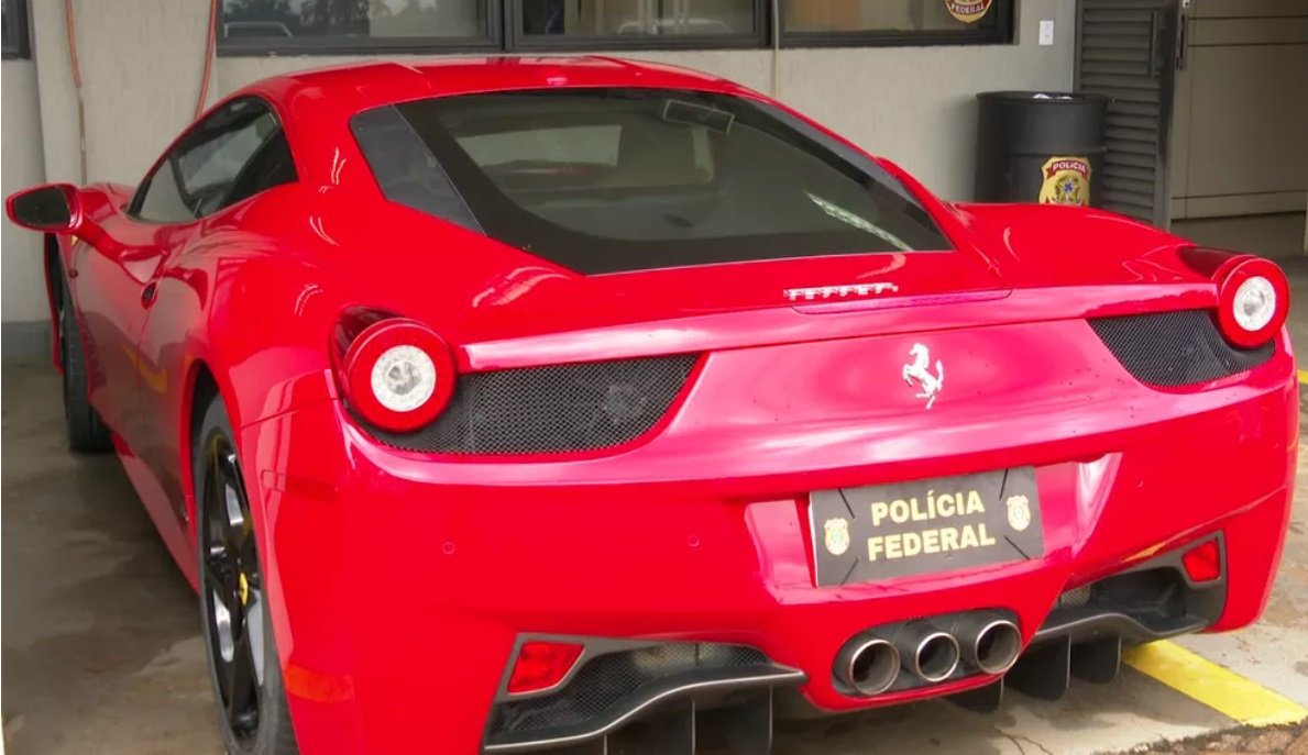 Ferrari é leiloada em leilão da PRF por mais de um milhão e meio de reais