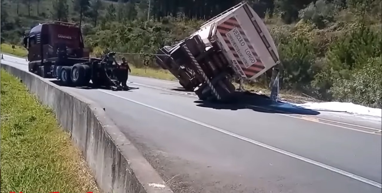 Guincheiro faz milagre para levantar caminhão que estava tombado em rodovia